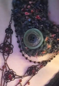 Vintage-inspired neck accessory