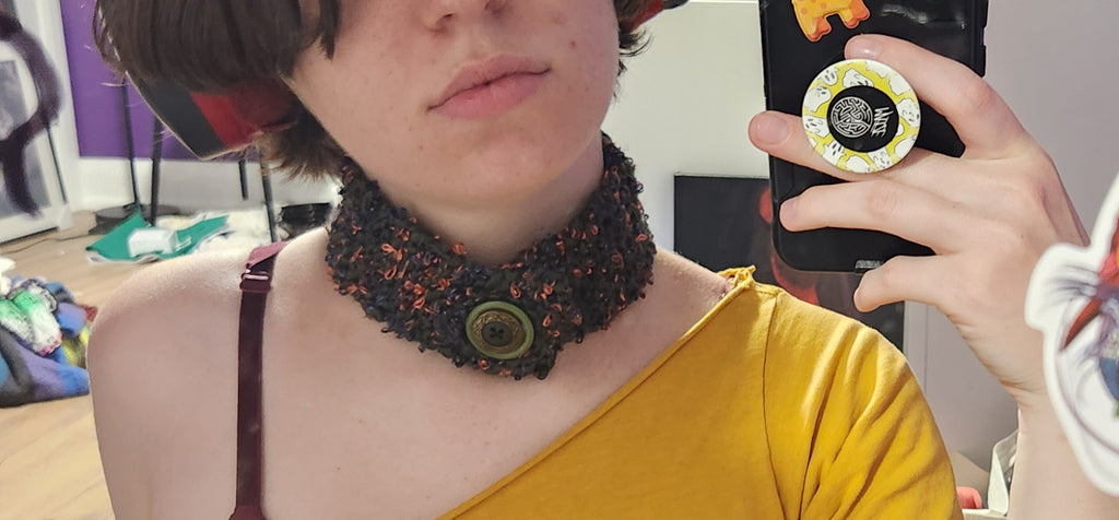 Vintage-inspired neck accessory